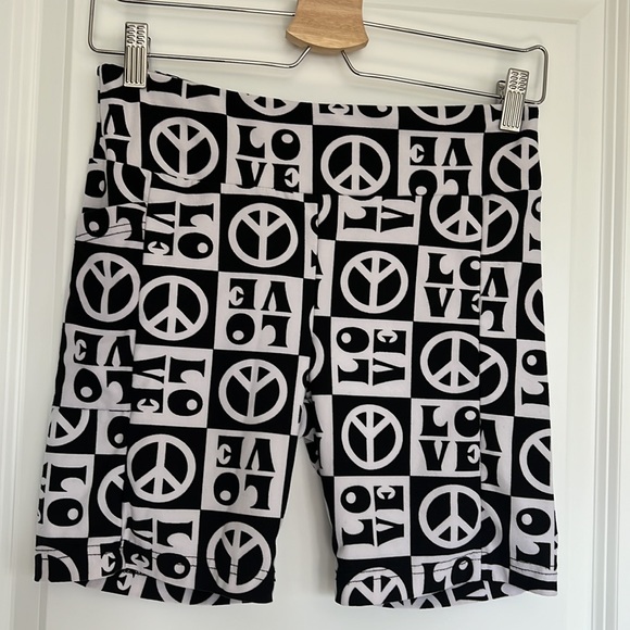 No Boundaries‎ Love & Peace Bkack/White Bike Shorts Size M(7-9) - Picture 2 of 6